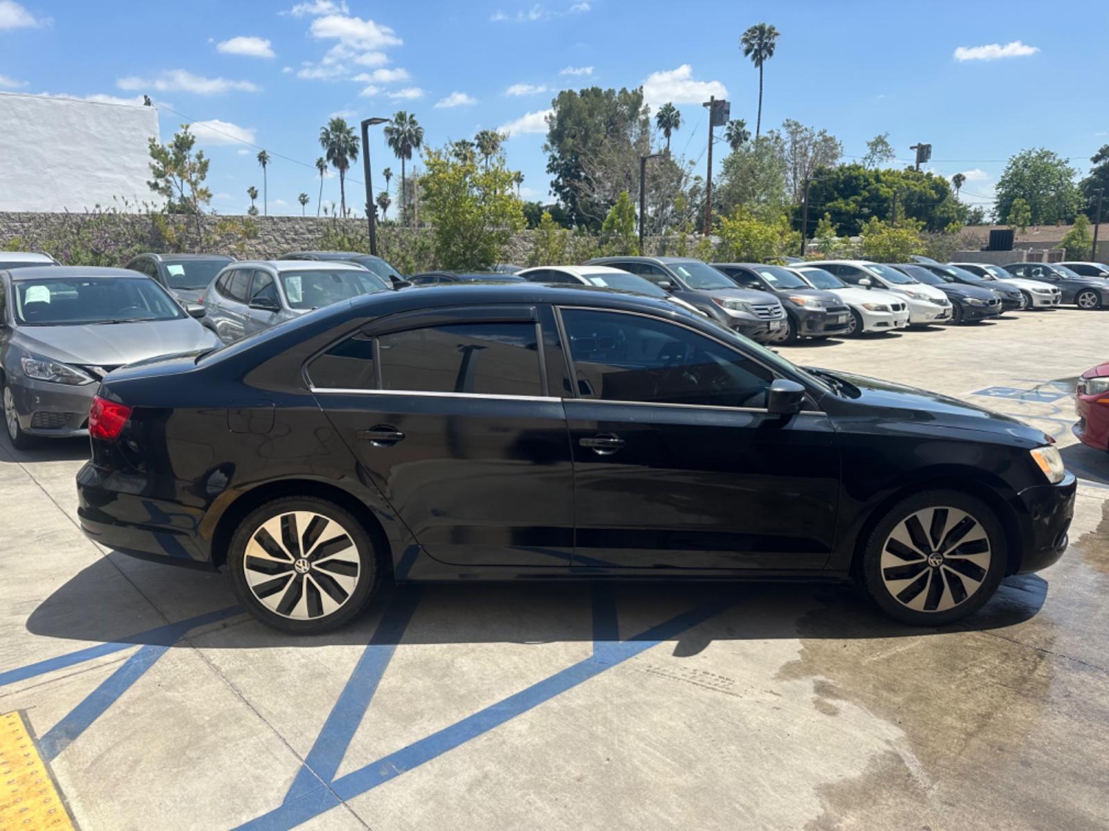 2015 Black /Black Volkswagen Jetta SE 5M (3VWD17AJ4FM) with an 1.8L L4 DOHC 20V engine, Automatic transmission, located at 30 S. Berkeley Avenue, Pasadena, CA, 91107, (626) 248-7567, 34.145447, -118.109398 - Black on Black! Premium Wheels! The 2015 Volkswagen Jetta SE encapsulates the ideal blend of contemporary design, advanced features, and the reliable performance Volkswagen is renowned for. Its sleek contours and sophisticated aesthetics reflect urban sensibilities, making it perfect for city drive - Photo #5
